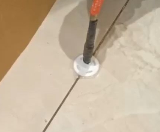 兴化瓷砖空鼓维修公司专业解答瓷砖在铺贴过程中，如果没有涂抹均匀到位的粘结材料（如水泥砂浆或瓷砖胶），可能会导致以下问题