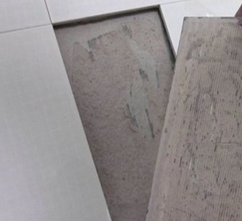 兴化瓷砖空鼓维修公司分享瓷砖铺贴时如果打浆（即涂抹在瓷砖背面和基层上的砂浆或瓷砖胶）过少，会带来以下问题
